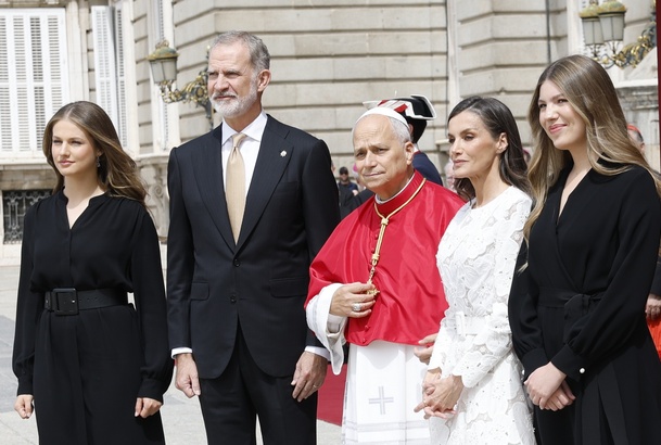 Don Felipe y Doña Letizia y Su Santidad el Papa León XIV, junto a la Princesa de Asturias y la Infanta Doña Sofía
