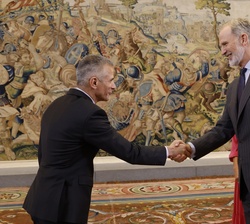 Sus Majestades los Reyes reciben el saludo del presidente de la Fundación Lilly, Julio C. Gay-Ger