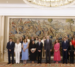 Sus Majestades los Reyes junto al patronato y al consejo científico de la Fundación Lilly