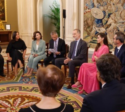 Sus Majestades los Reyes durante la intervención del presidente de la Fundación Lilly