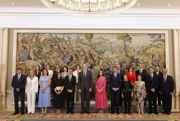 Sus Majestades los Reyes junto al patronato y al consejo científico de la Fundación Lilly