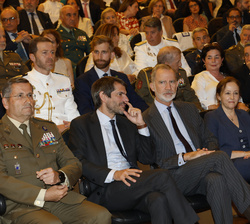 Su Majestad el Rey en primera fila de asientos durante la presentación del libro “Un paseo militar por el Museo del Prado”