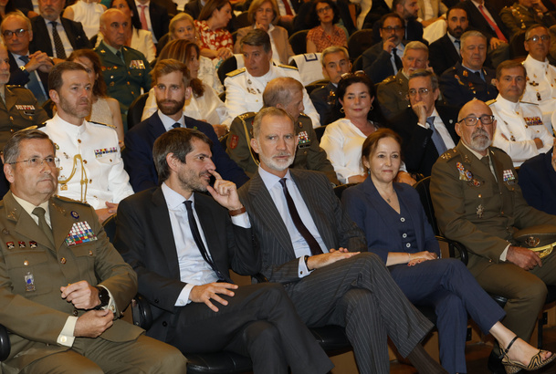 Su Majestad el Rey en primera fila de asientos durante la presentación del libro “Un paseo militar por el Museo del Prado”