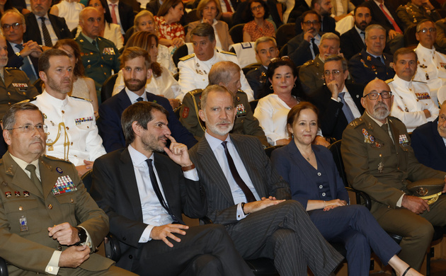 Su Majestad el Rey en primera fila de asientos durante la presentación del libro “Un paseo militar por el Museo del Prado”
