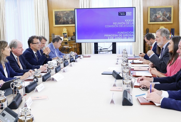 Don Felipe y Doña Letizia, durante el desarrollo de la reunión de la Comisión Delegada