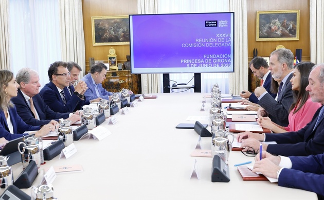 Don Felipe y Doña Letizia, durante el desarrollo de la reunión de la Comisión Delegada