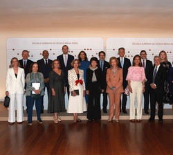 Fotografía de grupo de Su Majestad la Reina Doña Sofía con los miembros del Círculo Internacional