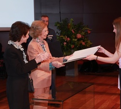 La Reina Doña Sofía entrega uno de los diplomas a una de las alumnas más distinguidas del curso 2025-2026