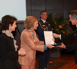 Su Majestad la Reina Doña Sofía entrega la Placa de la Escuela al maestro Lucas Macías
