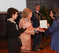 Su Majestad la Reina Doña Sofía entrega a la superintendente, Ana Mateo, la Medalla de Honor a la Escuela de Fisole