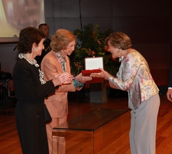 Doña Sofía entrega a Elfi Baumgartner, viuda del profesor Günter Pichler, la Medalla de Honor concedida a su esposo