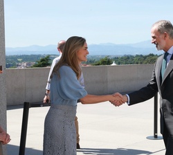 Su Majestad el Rey recibido a su llegada por la vicepresidenta tercera del Gobierno y ministra para la Transición Ecológica y el Reto Demográfico, Sar