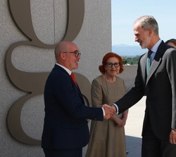 Su Majestad el Rey recibido a su llegada por el delegado del Gobierno en Madrid, Francisco Martín