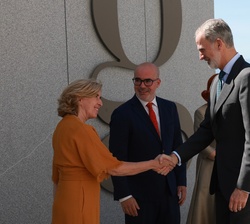 Su Majestad el Rey recibido a su llegada por la presidenta del Consejo de Administración del Patrimonio Nacional, Ana de la Cueva