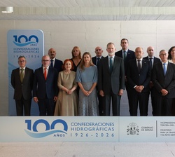 Su Majestad el Rey con las autoridades y los presidentes de las Confederaciones Hidrográficas