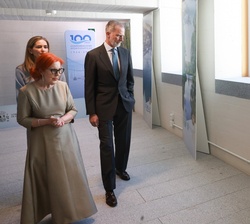 Su Majestad el Rey accede al edificio de la Galería de las Colecciones Reales