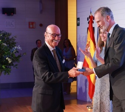 Su Majestad el Rey entrega el reconocimiento a la trayectoria a Manuel Lorenzo Pardo (a título póstumo), recogido por su nieto