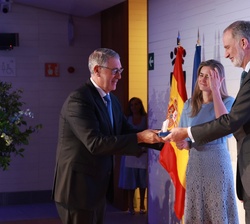 Su Majestad el Rey entrega el reconocimiento por su centenario a la Confederación Hidrográfica del Segura, recogido por su presidente, Mario Andrés Ur
