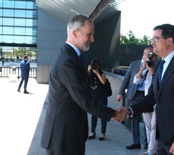 Su Majestad el Rey recibido a su llegada por el ministro para la Transformación Digital y de la Función Pública, Óscar López