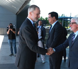 Su Majestad el Rey recibido a su llegada por el presidente de la Fundación Hermes, Enrique Goñi