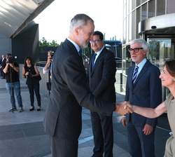 Su Majestad el Rey recibido a su llegada por la directora general de la Fundación Hermes, Luisa Alli