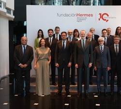 Su Majestad el Rey con los patronos y las autoridades asistentes al acto