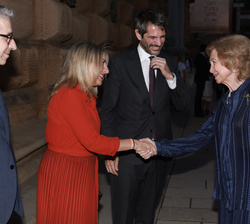Su Majestad la Reina Doña Sofía recibe el saludo de la alcaldesa de Granada, María Francisca Carazo