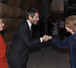 Su Majestad la Reina Doña Sofía es recibida a su llegada por el ministro de Cultura, Ernest Urtasun