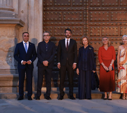 Fotografía de grupo previa al concierto inaugural del Festival de Granada