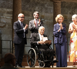 Momento de la entrega de la Medalla de Honor a Zubin Mehta