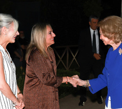 Su Majestad la Reina Doña Sofía recibe el saludo de la alcaldesa de Granada, María Francisca Carazo