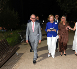 Su Majestad la Reina DoñaSofía junto a las autoridades a su llegada al Teatro del Generalife