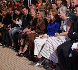 Doña Sofía ocupa su lugar en el Teatro del Generalife