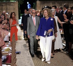 Doña Sofía es recibida por el público asistente a la Gala 