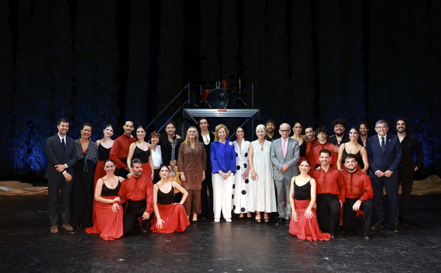 Fotografía de grupo de Su Majestad la Reina Doña Sofía con los artistas participantes