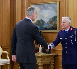 El Rey saluda al general Seán Clancy con motivo de su visita a España