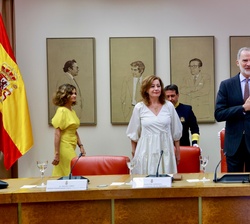 El Rey en la Sala Constitucional y ocupa su lugar en la mesa de presidencia