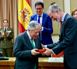 Su Majestad el Rey hace entrega del «Premio 15 de junio» a los valores constitucionales a Miguel Ángel Aguilar