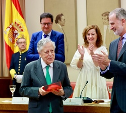 Don Felipe entregó del «Premio 15 de junio» a los valores constitucionales a Miguel Ángel Aguilar