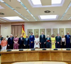 Fotografía de grupo de Su Majestad el Rey junto al glardonado, Miguel Ángel Aguilar, y a las autoridades asistentes y miembros del jurado