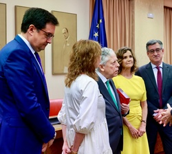 Don Felipe conversa con Miguel Ángel Aguilar, galardonado con la VI edición del «Premio 15 de junio» a los valores constitucionales