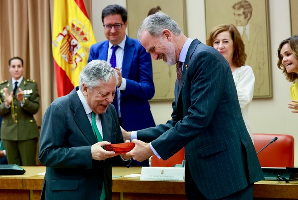 Su Majestad el Rey hace entrega del «Premio 15 de junio» a los valores constitucionales a Miguel Ángel Aguilar