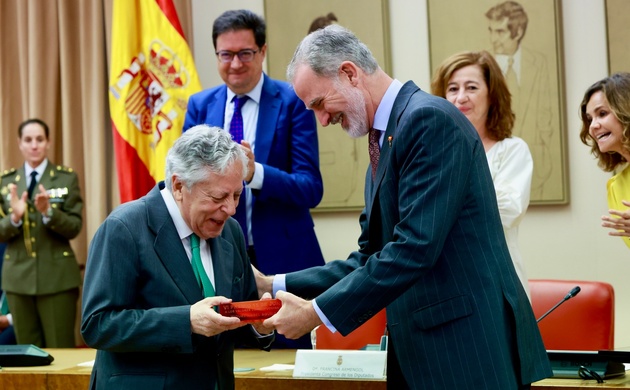 Su Majestad el Rey hace entrega del «Premio 15 de junio» a los valores constitucionales a Miguel Ángel Aguilar