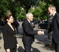 Su Majestad el Rey recibe el saludo del presidente del Tribunal Constitucional, Cándido Conde-Pumpido