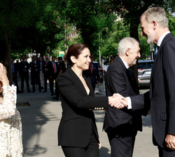 Su Majestad el Rey recibe el saludo de la presidenta de la Comunidad de Madrid, Isabel Díaz Ayuso