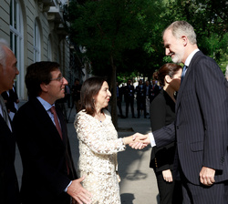 Su Majestad el Rey recibe el saludo de la ministra de Defensa, Margarita Robles