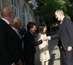 Su Majestad el Rey recibe el saludo del alcalde de Madrid, José Luis Martínez-Almeida