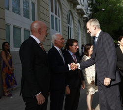 Su Majestad el Rey recibe el saludo del presidente de El Confidencial, José Antonio Sánchez García