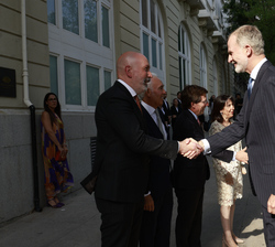 Su Majestad el Rey recibe el saludo del director del diario, Ignacio Cardero