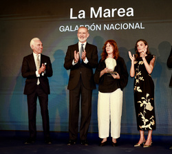Sus Majestades los Reyes entregan el Premio Nacional de Periodismo de Investigación de El Confidencial a Magdalena Bandera, directora de La Marea